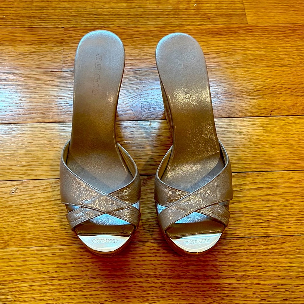 Jimmy chop wedges in patent leather with golden/silver shimmer.